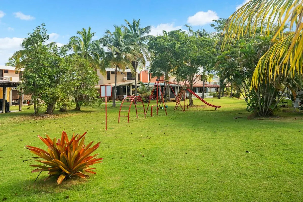 Áreas verdes con palmeras