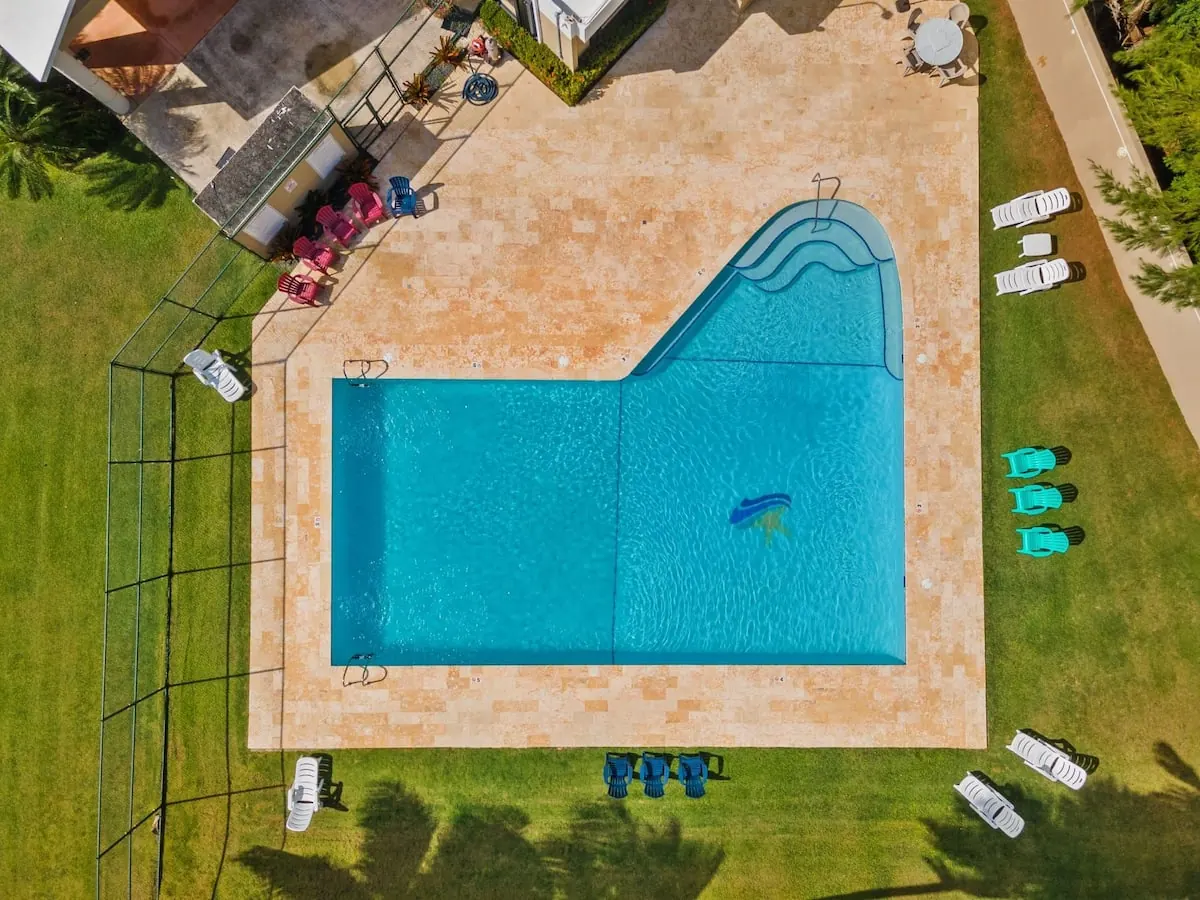 Vista aérea de la piscina comunitaria
