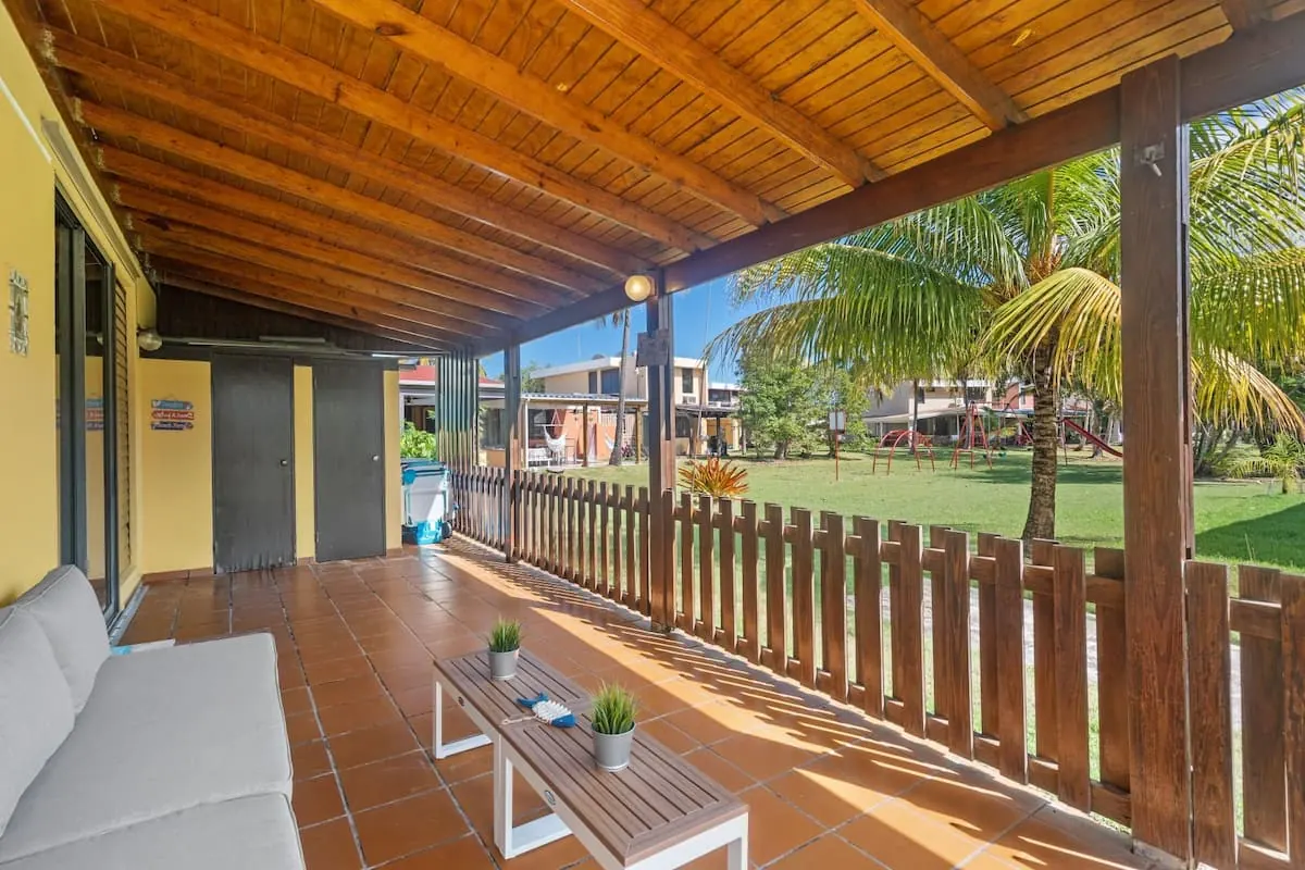 Terraza techada con muebles de exterior