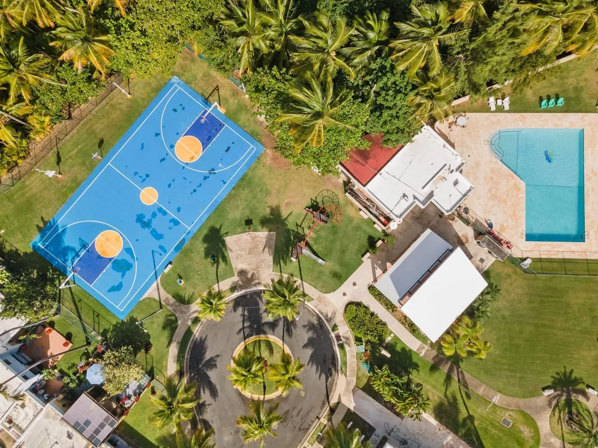 Vista aérea de la cancha de baloncesto y la piscina