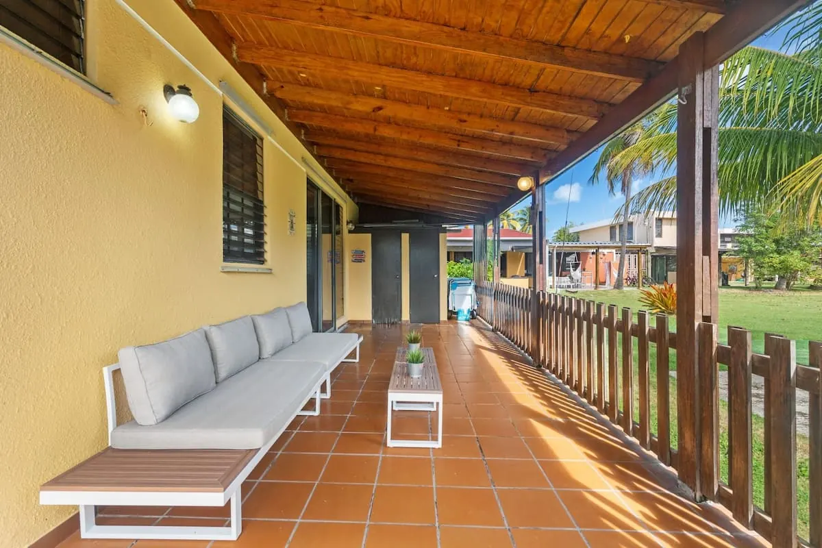 Terraza con sofá de exterior y vista al jardín