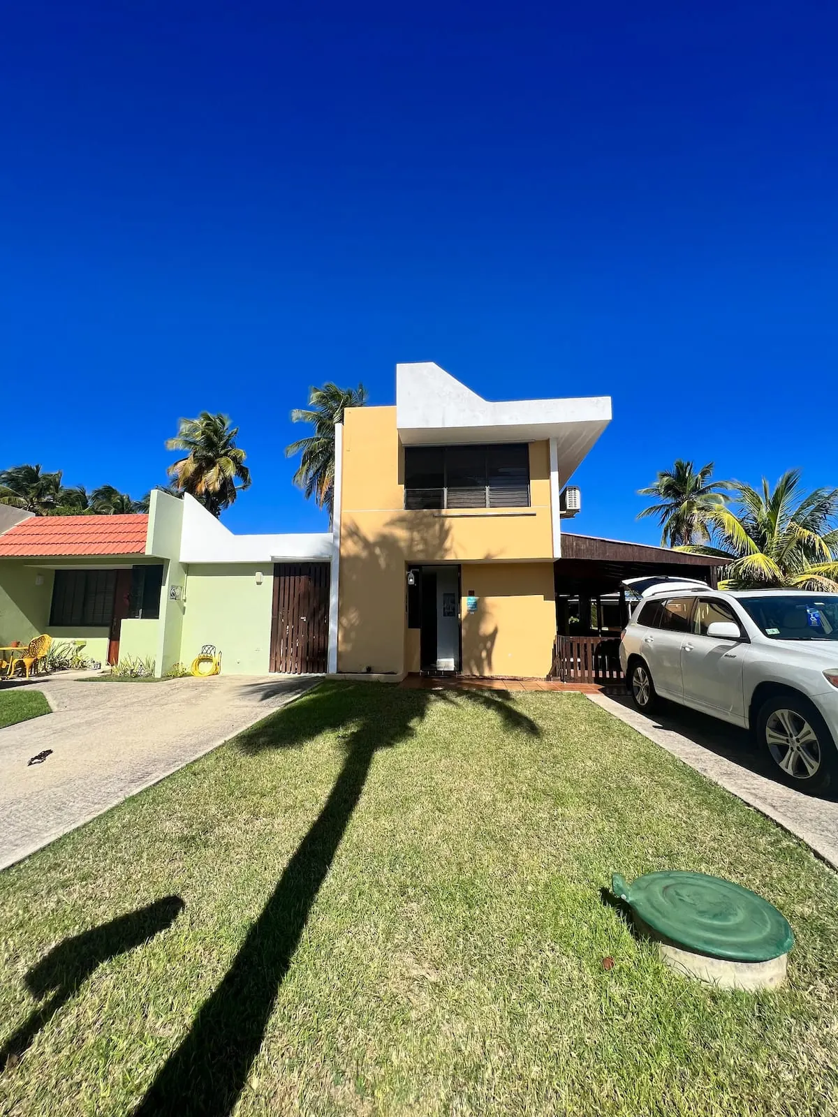 Entrada de la casa con el espacio de estacionamiento al lado